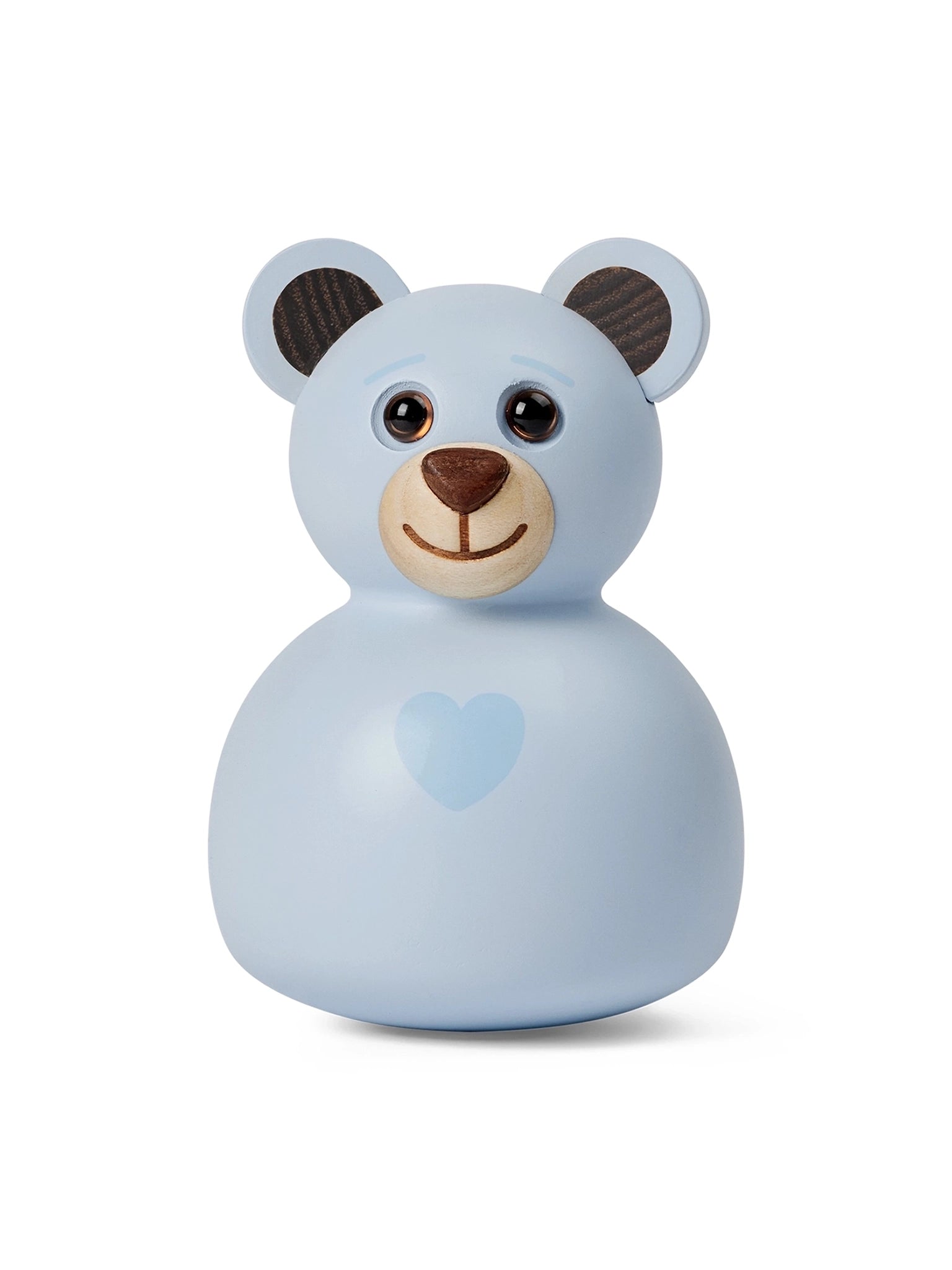 Blå teddybjørn med hjerteemblem og brune ører, blikk rett frem.
