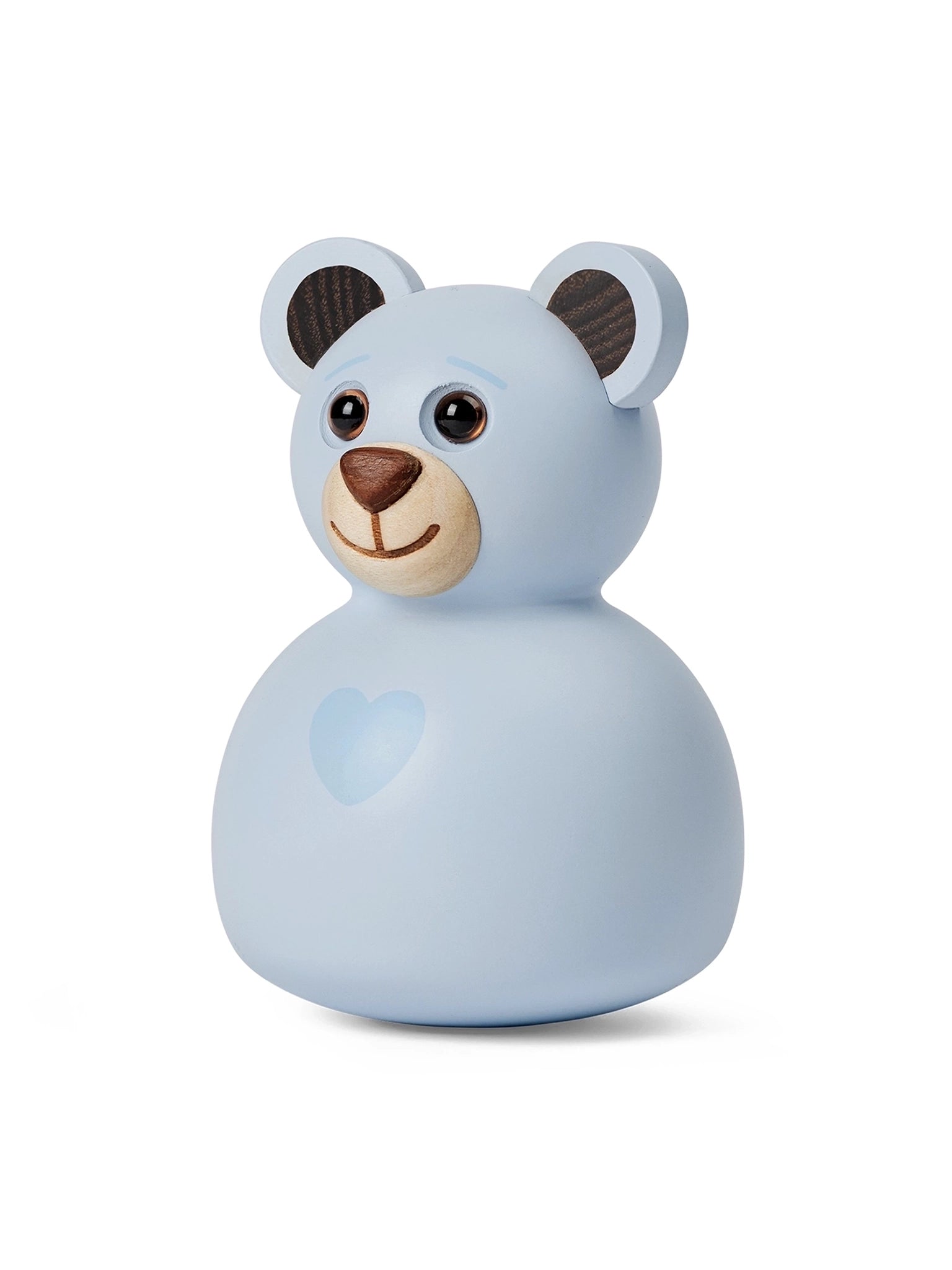 Blå teddybjørn med brune ører, blikk rett frem og hjerteemblem på magen.