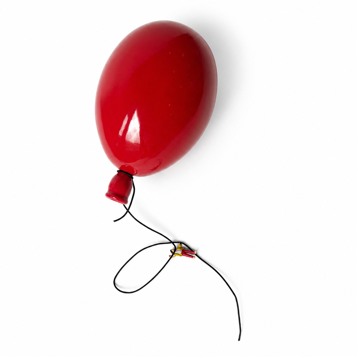 Rød ballong med knute og opphengssnor
