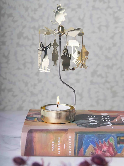 Gullfarvet Mumin tealight-spinner med figurer i oppheng og tent telys