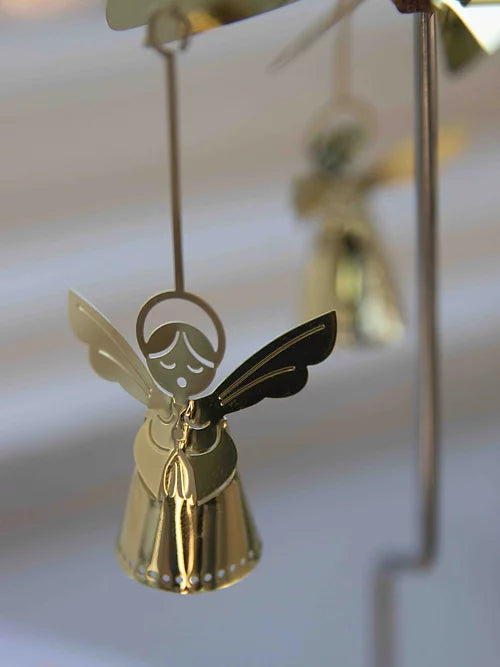 Gullfarget englefigur i metall med vinger på teelight-spinner.