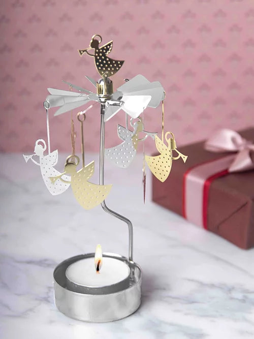 Tealight-spinner i metall med roterende englefigurer over telys