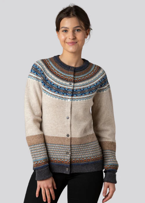 Mønstret cardigan i beige og mørkeblå med knapper foran og lange ermer