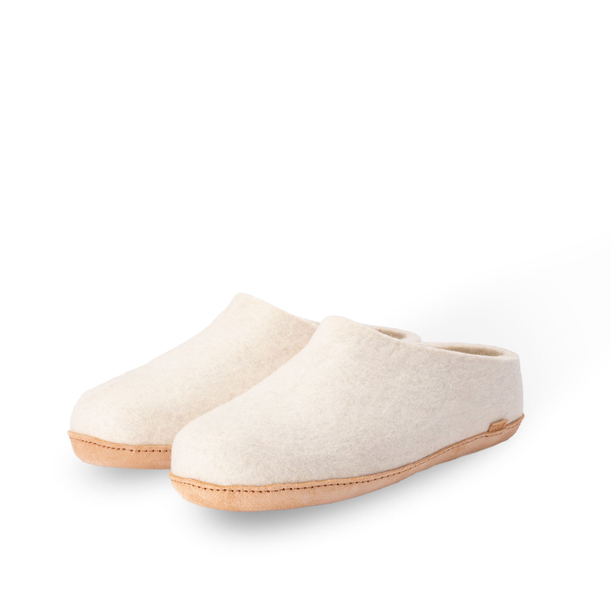 Par lyse hvite filt-tøfler med beige såle, slip-on