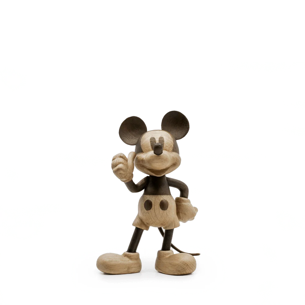 Liten Disney x Mickey Mouse figur i lyst tre, stående med armer løftet og rund hatt