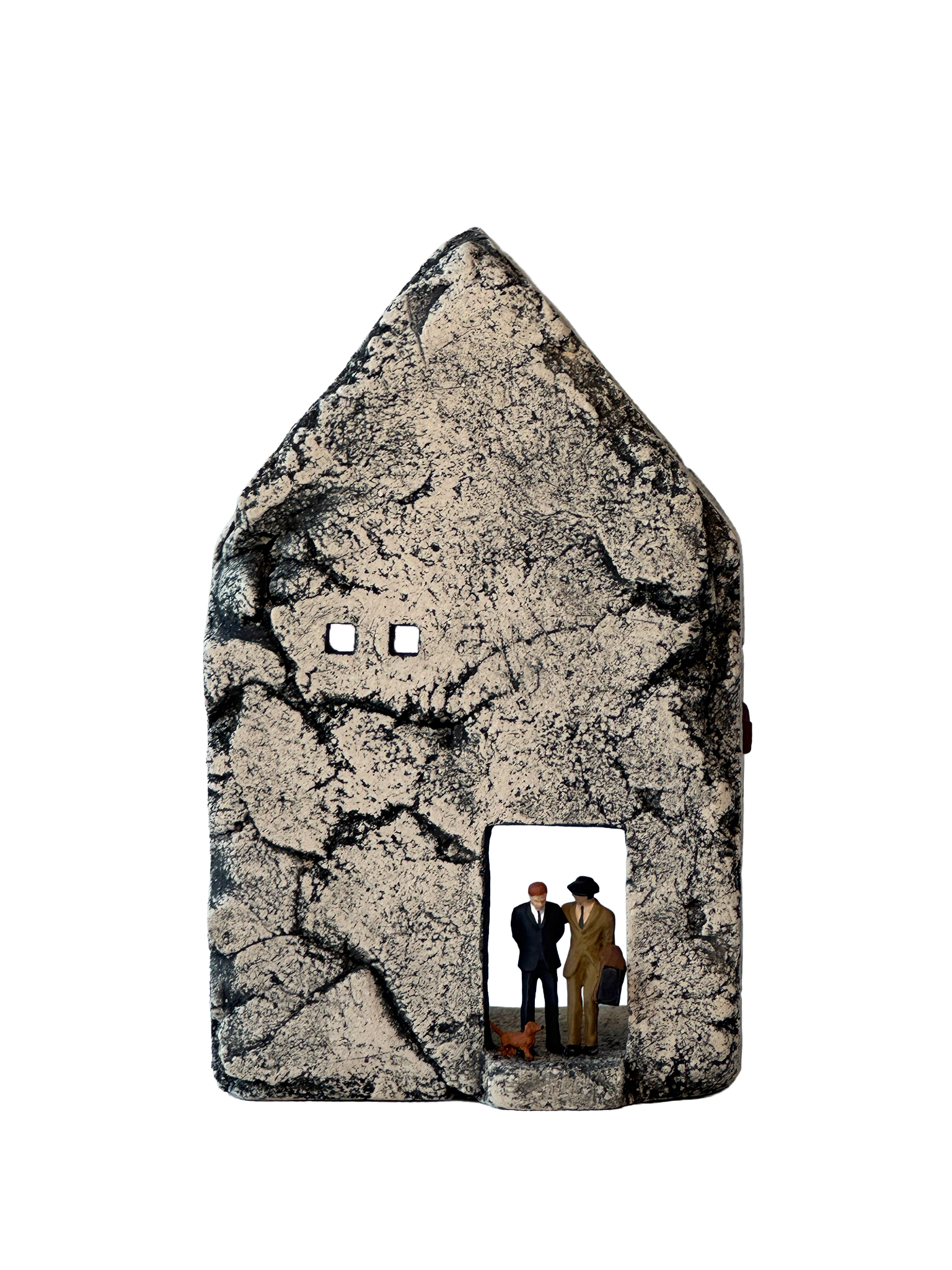 Dekorativt hus i sprukken stenlook med to kvadratiske vinduer og mini figurscene