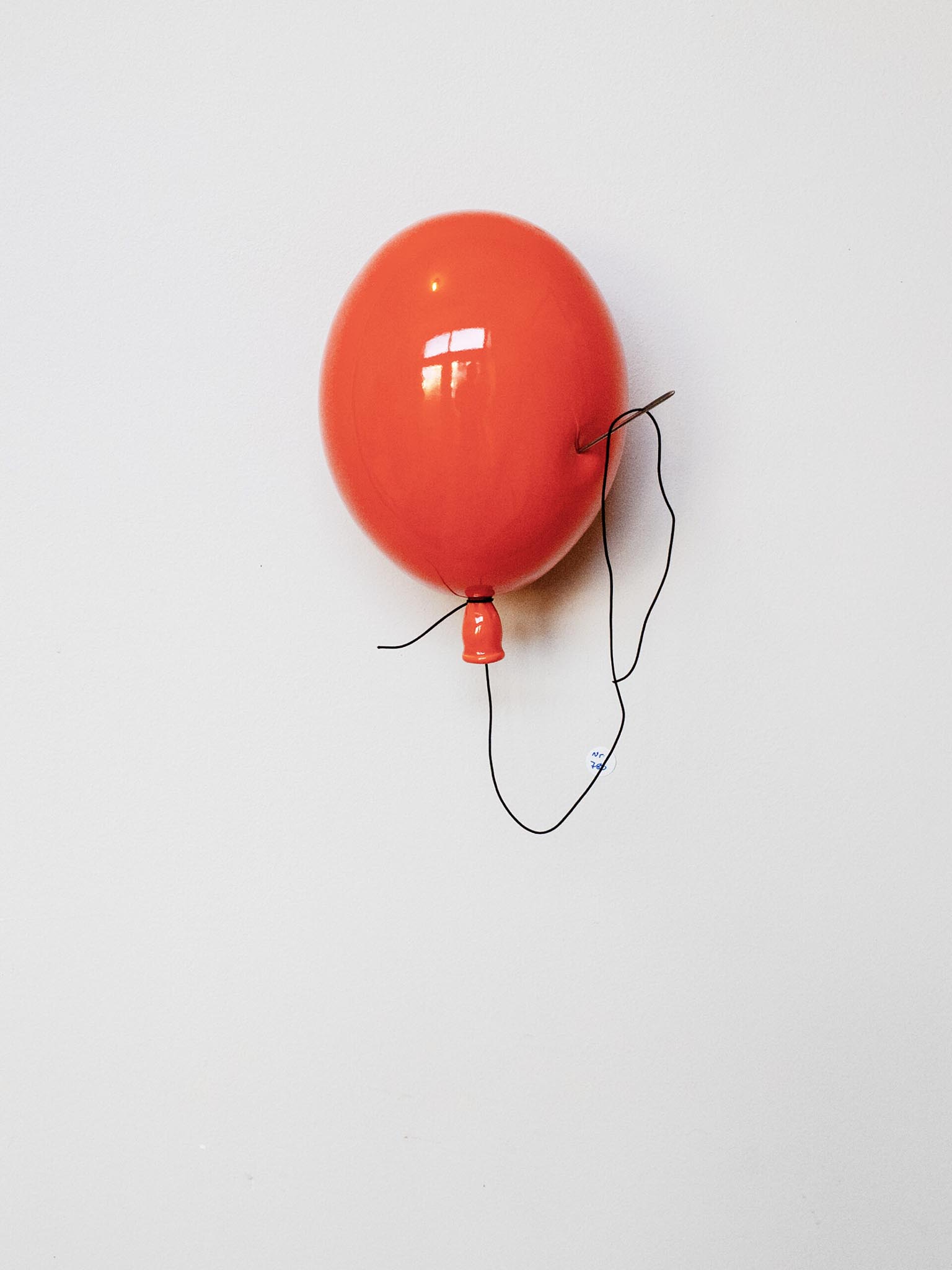 Rød ballong med snor og liten anhengslomme