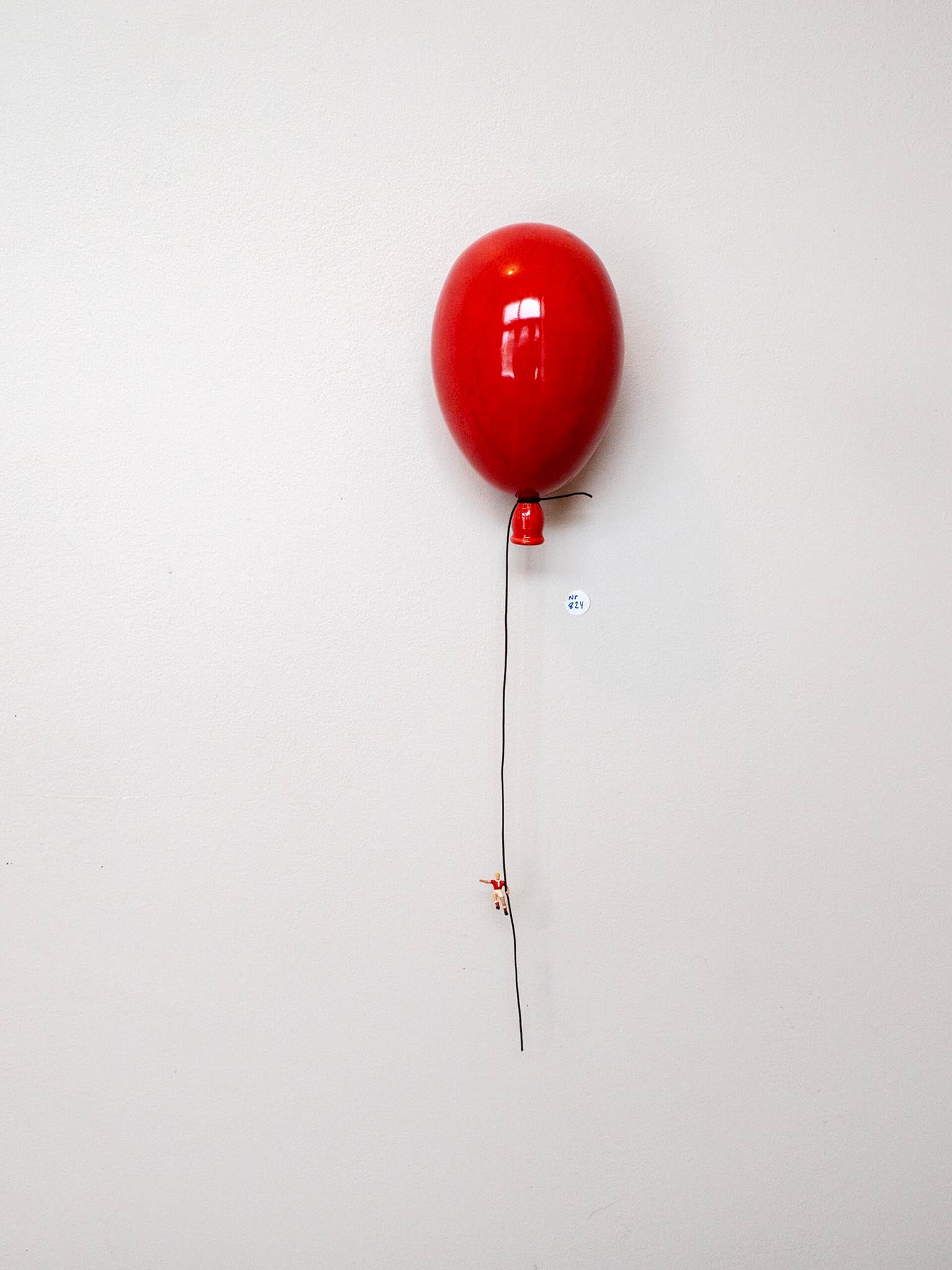 Rød ballong med festesnor