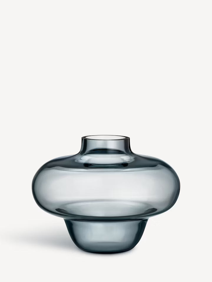 Mørk blågrå glassvase med rund buk, kort hals og glatt skålform