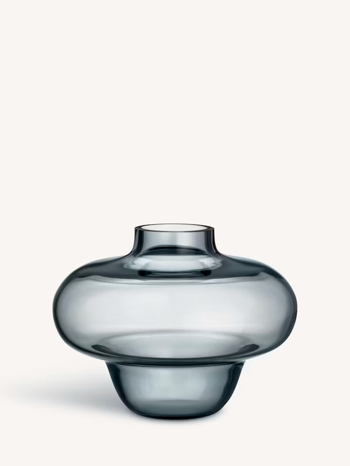 Glassvase i mørk blågrå med rund buk og kort, smalere hals
