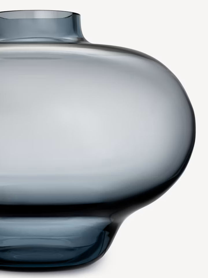 Nærbilde av rund gråtonet glassvase med kort hals