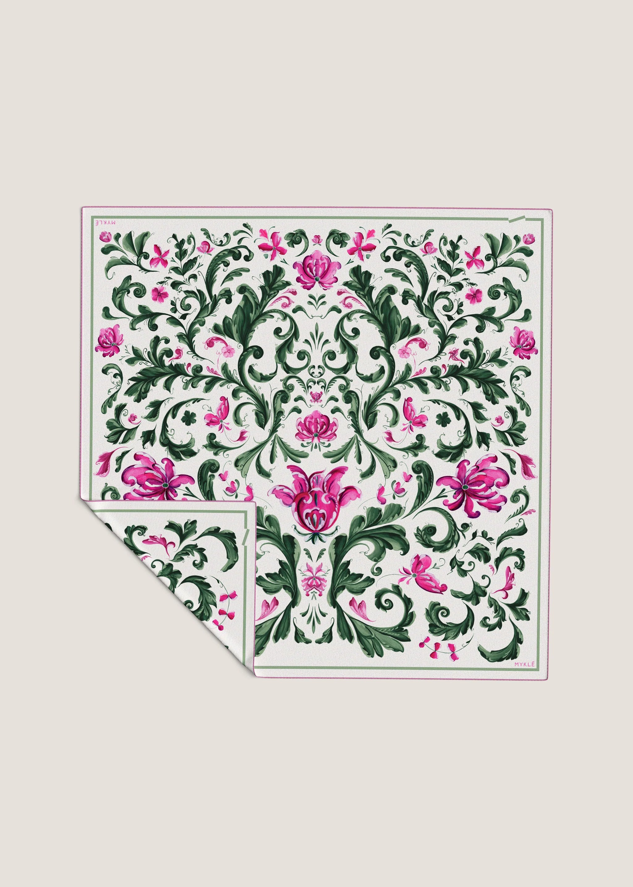 Silkeskjerf med blomsterprint i grønt og rosa, kantet med lyserosa søm