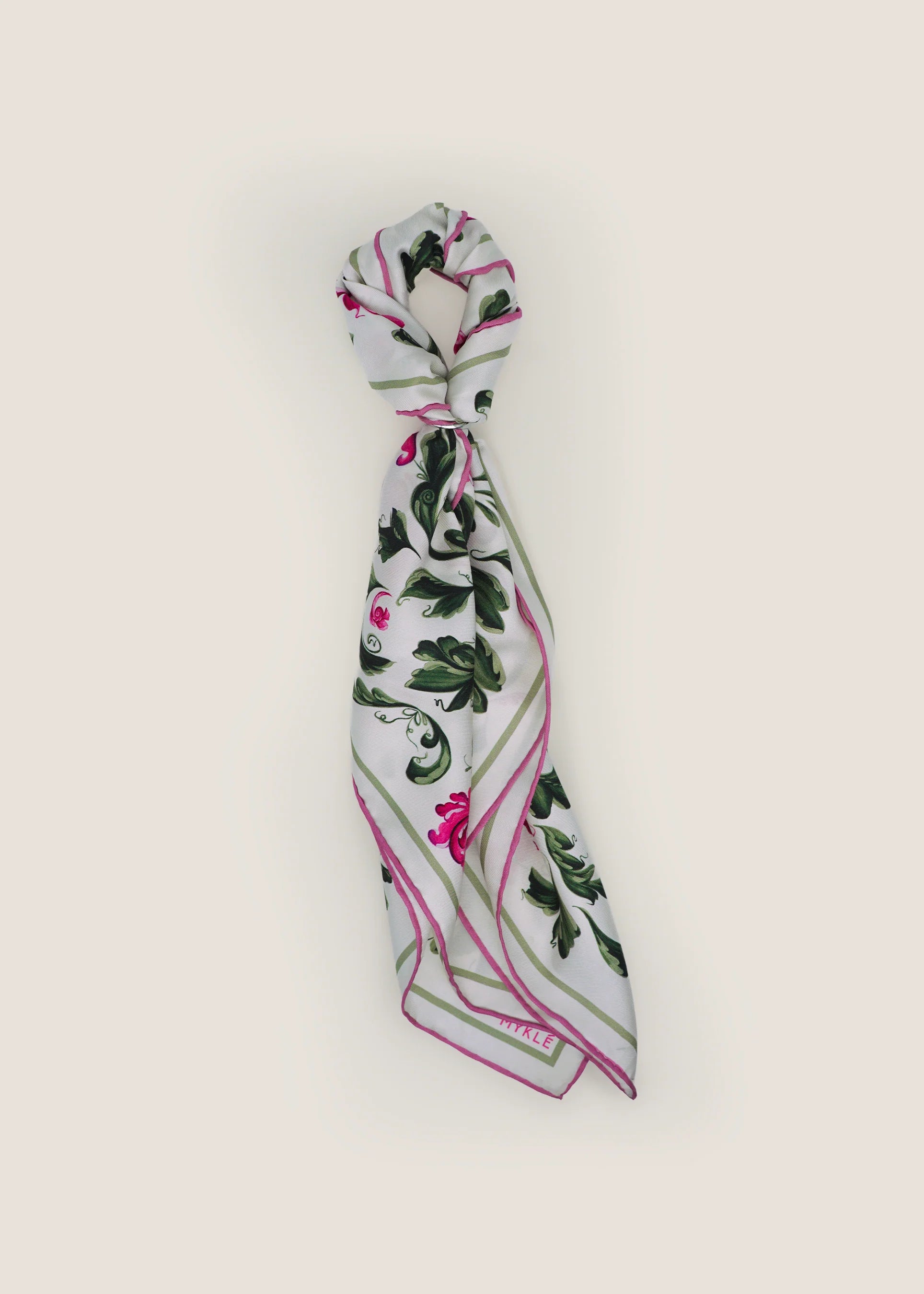 Silkeskjerf med blomsterprint, bundet knute, rosa blomster og grønne blader