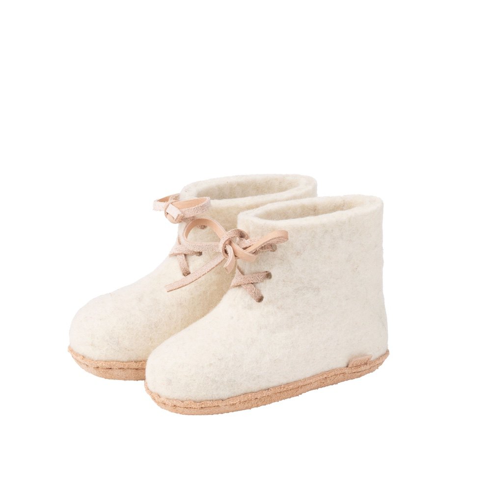 Baby tøfler i naturhvit filt, par med snørebånd og beige kant