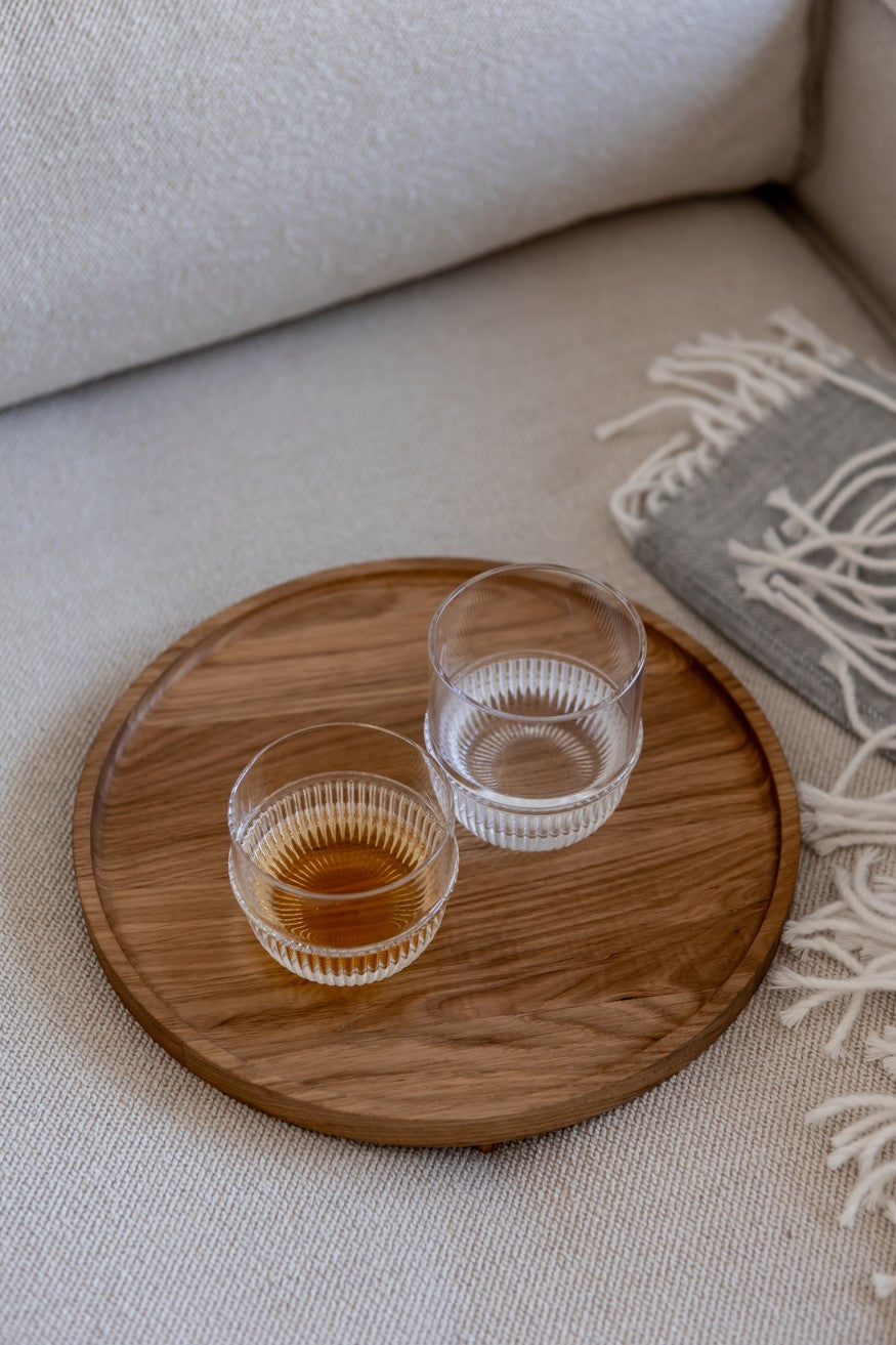 Rund serveringsbrett i lyst tre med telys i glass og dekor