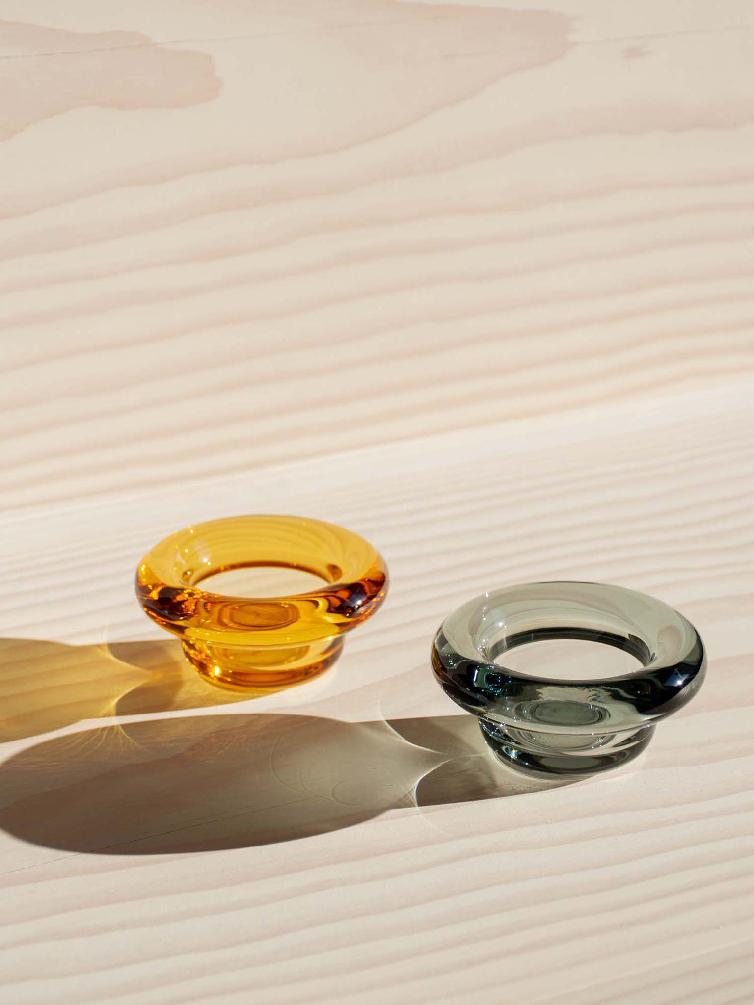 Amber gul og klar glassskål med lav, rund kant