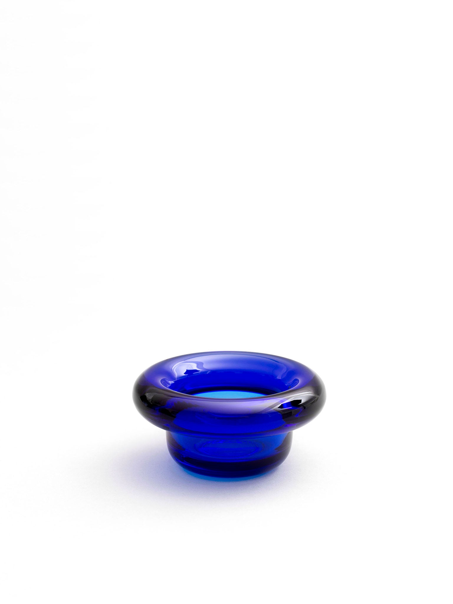 Blå sirkel-lysholder i glass med åpen, rund skålform.