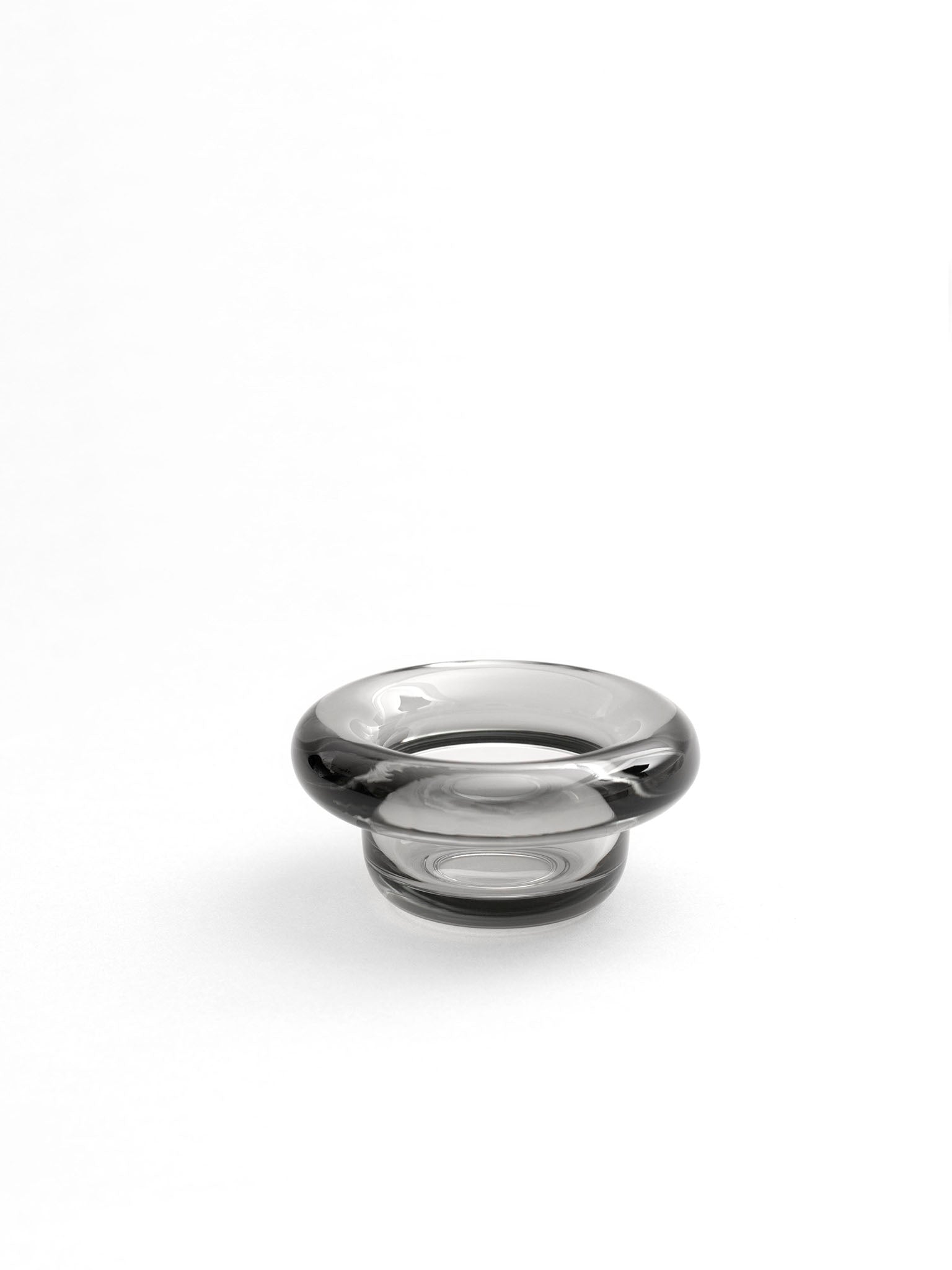 Klar sirkel-lysholder i glass med rund, lav skålform.