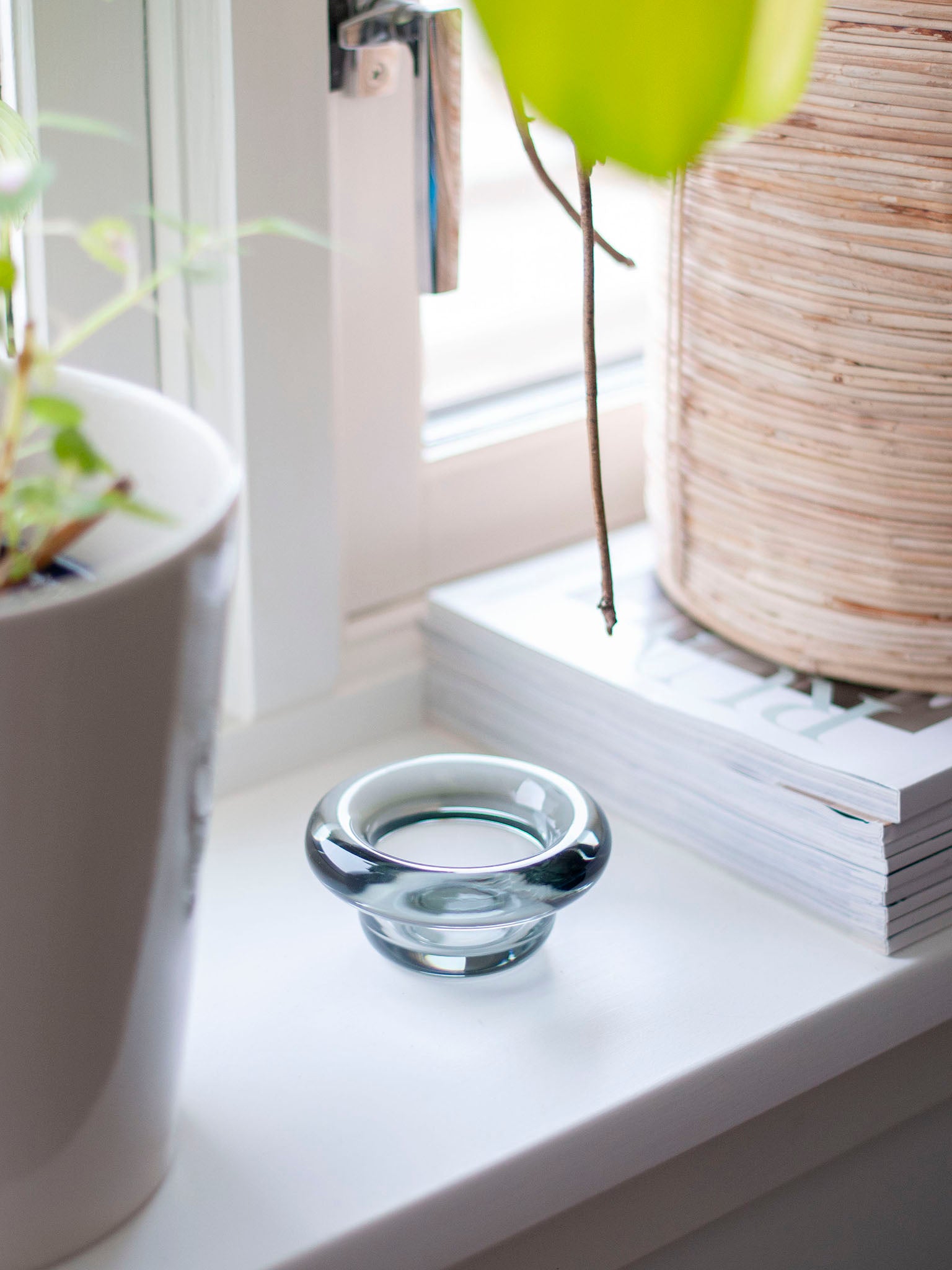 Gjennomsiktig sirkel-lysholder i glass med rund åpning.
