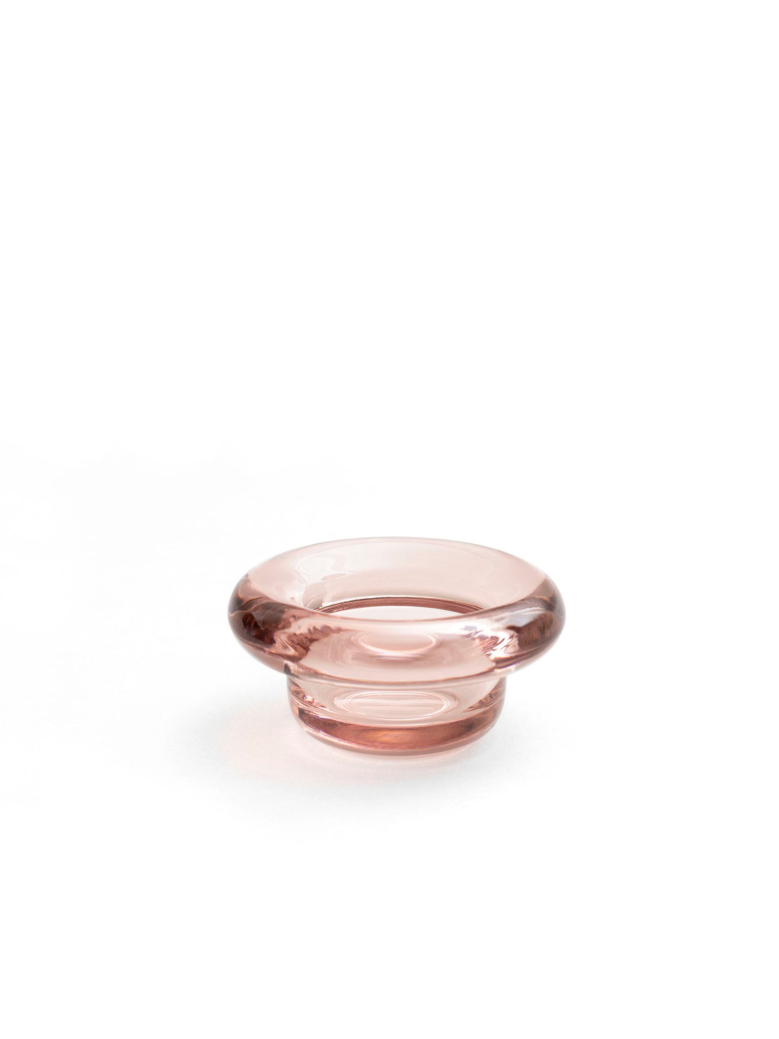Sirkel lysestake i lyserosa glass, sett fra siden med rund skål