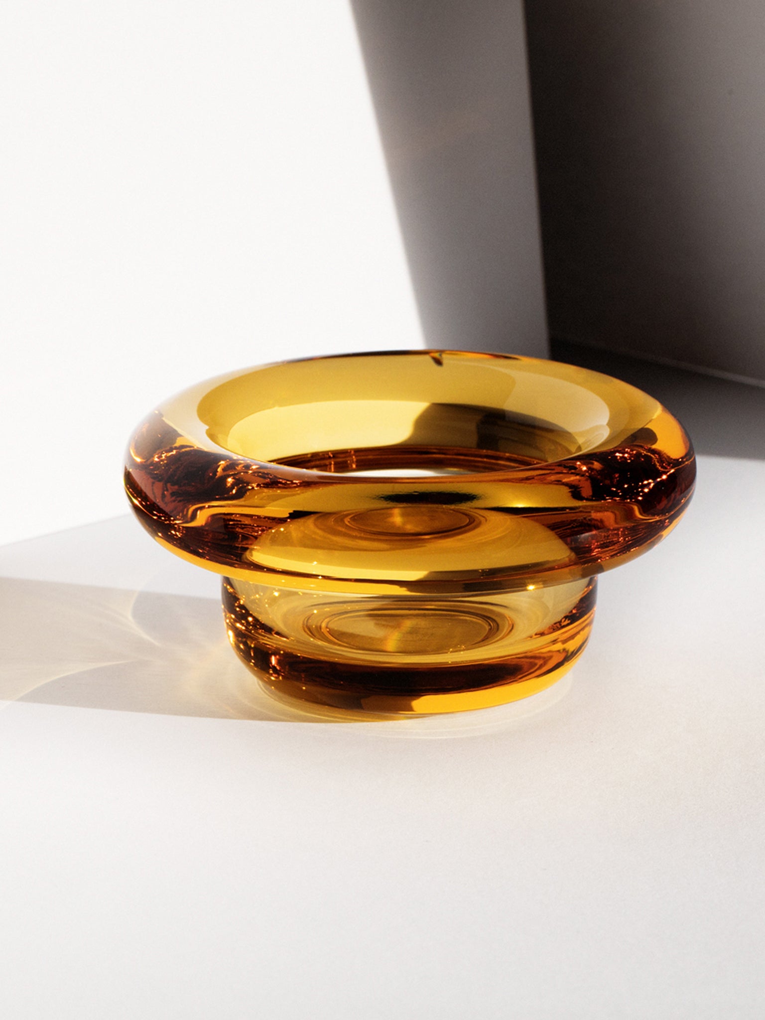 Stor amberfarget glassskål med lav, bred kant