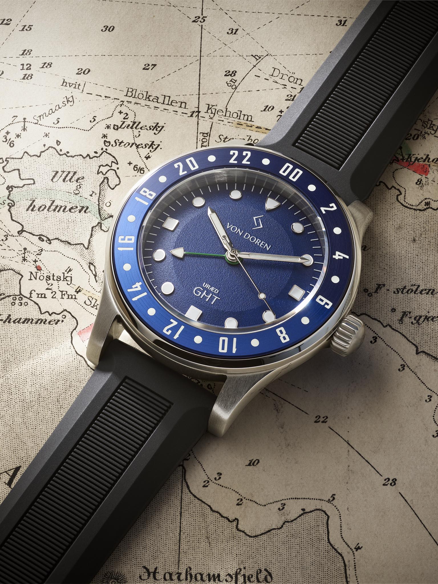 Uræd GMT armbåndsur med blå urskive, roterende bezel og svart silikonrem