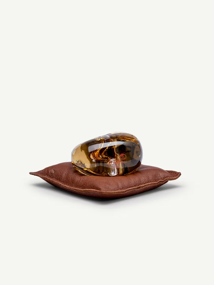 Speilvendt kuppel på brunt skinnunderlag, sett fra siden