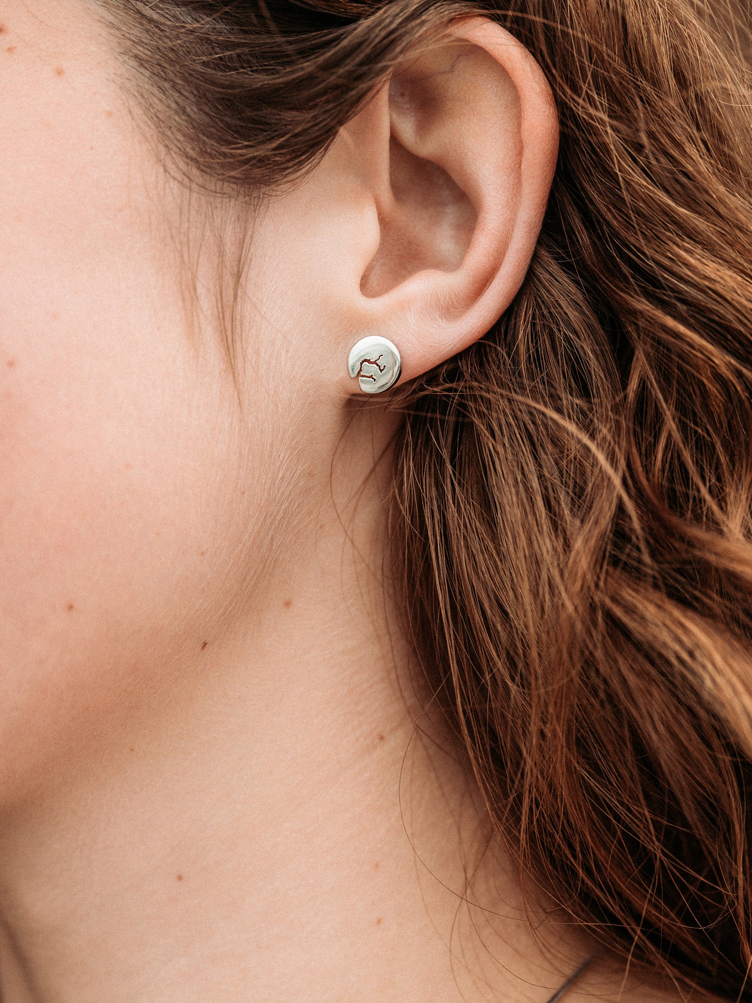 Rund sølvfarget ørepynt-studs, 12 mm, med gravert mønster