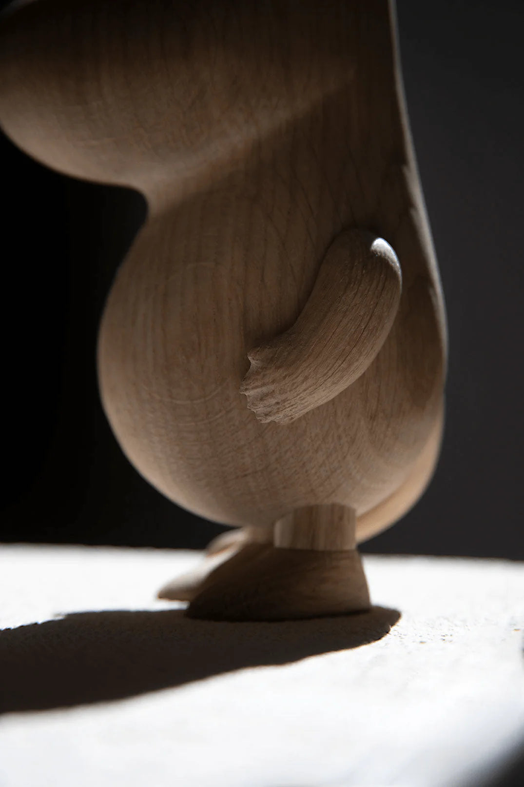 Moomin x Moomintroll eikefigur, nærbilde av ben, føtter og kropp på sokkel