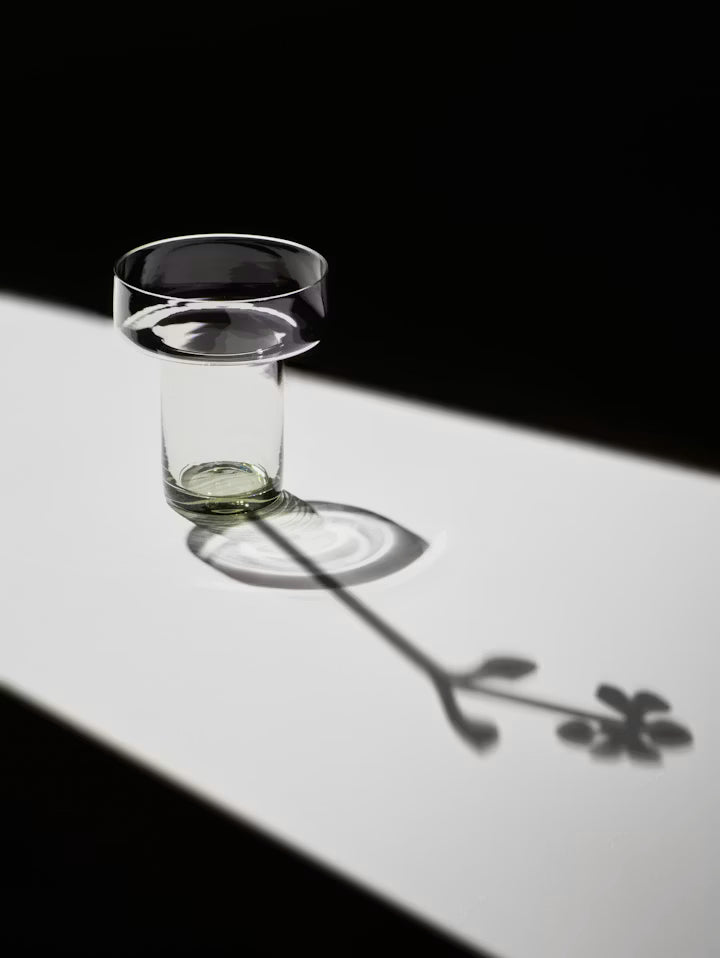 Mini-glassvase i klart glass med fuglefotsdekor og liten base