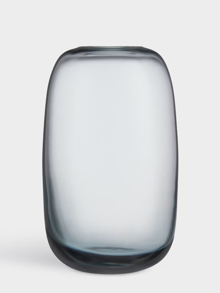 Minivase i klart glass med mørk, buet kant og bred oval form