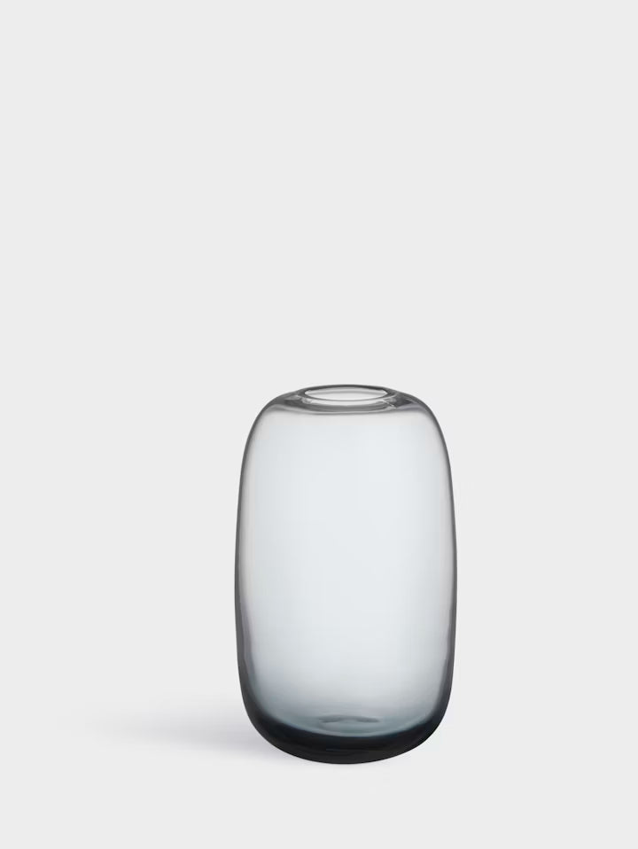 Minivase i klart glass med mørk kant, avrundet oval form