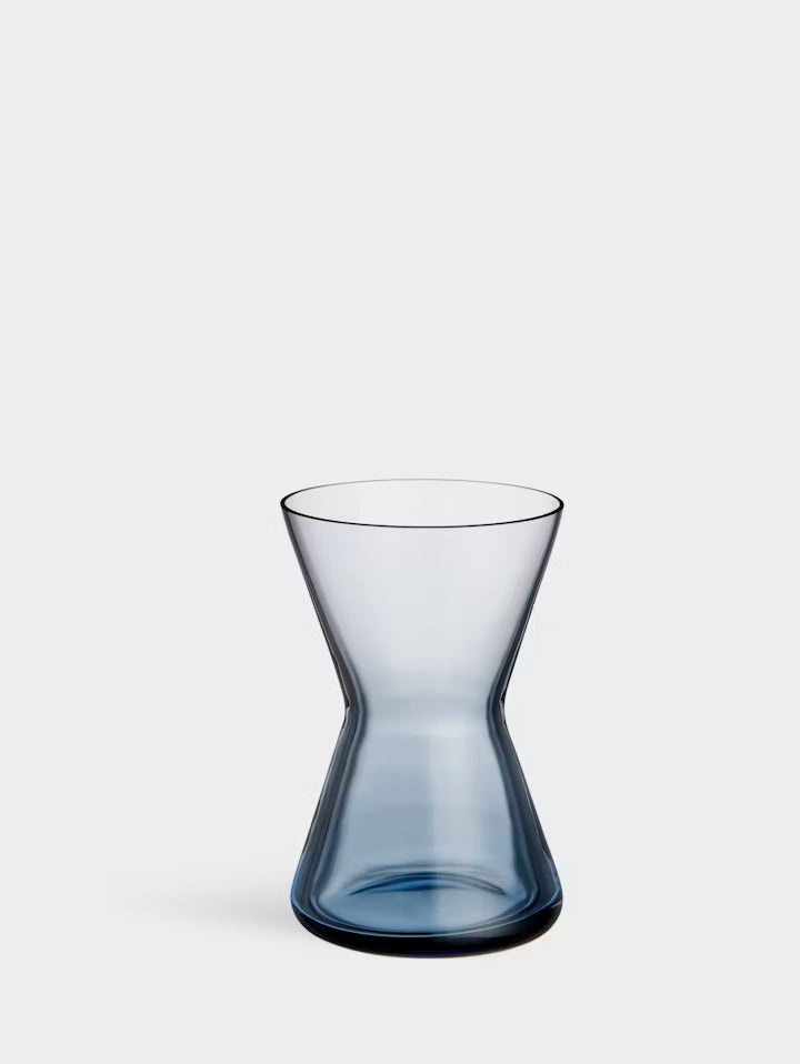 Minivase i klart blått glass med smal hals og utbuet bunn