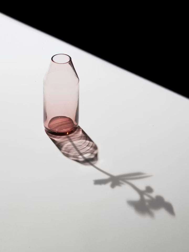 Minivase i klar glas med smal hals og rund åbning, set fra siden