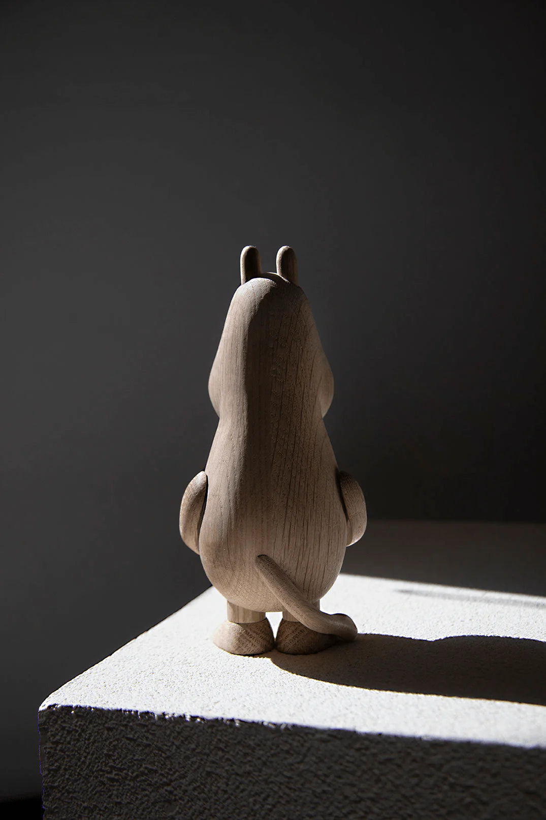Moomin x Moomintroll eikefigur, bakfra, oppreist på rektangulær sokkel