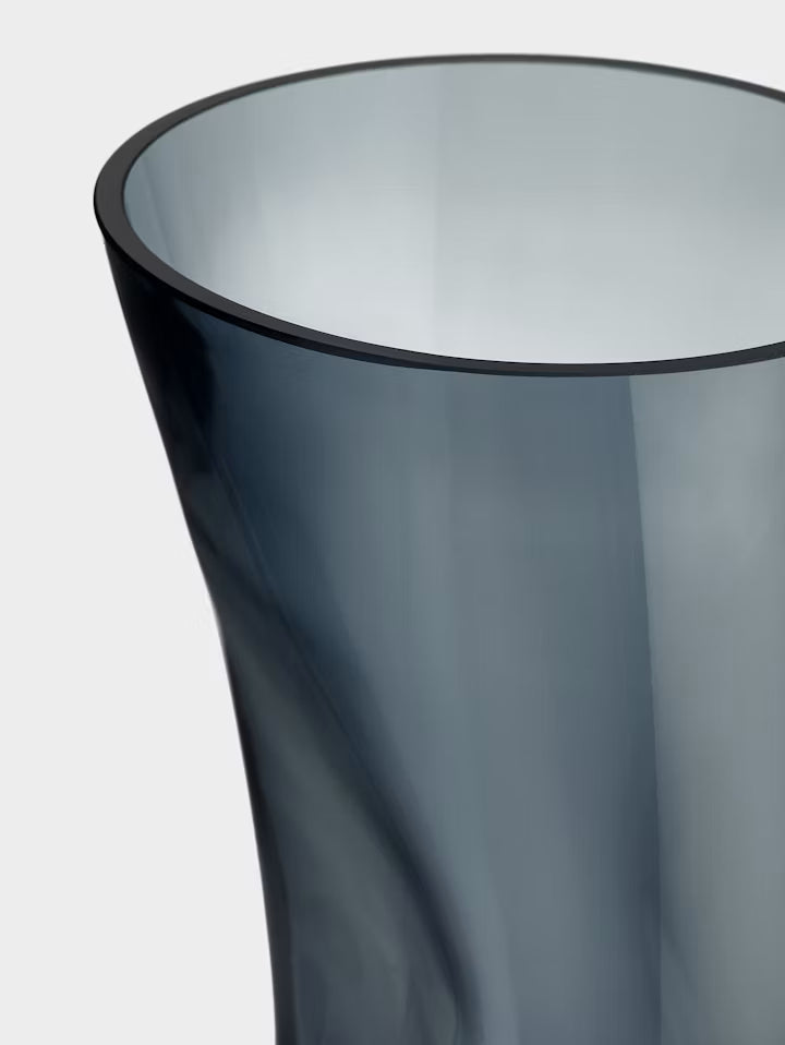 Blå squeeze-vas i glas med rund topkant og glat, konisk side
