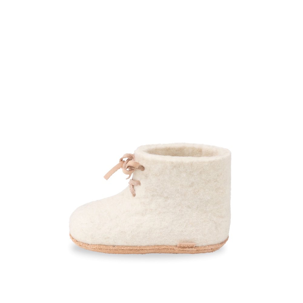 Baby tøfler i naturhvit filt med snøring og lys beige såle